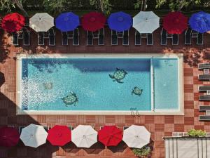 un grupo de sombrillas junto a una piscina en Ibis Pattaya, en Pattaya central