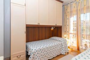 a bedroom with two beds and a window at La Casa in Gallura primo piano in Calangianus