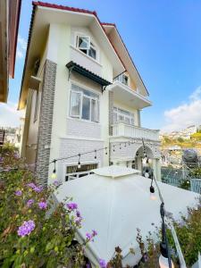 Το κτήριο όπου στεγάζεται  το ξενοδοχείο διαμερισμάτων