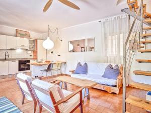 un salon avec un canapé et une table dans l'établissement Bright Finalborgo Apartment, à Finale Ligure