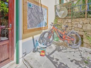 un vélo garé à côté d'un bâtiment à côté d'une porte dans l'établissement Bright Finalborgo Apartment, à Finale Ligure