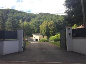 a driveway with two gates with a mountain in the background at Le Clos du Silberthal in Steinbach