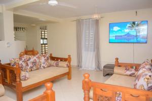 ディアニ・ビーチにあるJeddybnb1のリビングルーム(ソファ、壁掛けテレビ付)