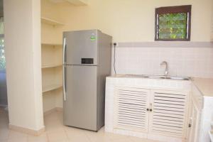 ディアニ・ビーチにあるJeddybnb1のキッチン(ステンレス製の冷蔵庫、シンク付)