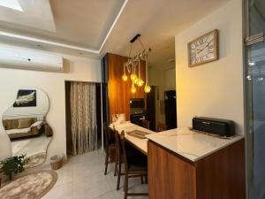 Η κουζίνα ή μικρή κουζίνα στο 3 BHK fully furnished luxury flat
