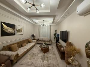 Μια τηλεόραση ή/και κέντρο ψυχαγωγίας στο 3 BHK fully furnished luxury flat