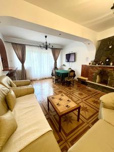 una sala de estar con un sofá y una mesa en Luna House Busteni, en Buşteni 22 fotos más