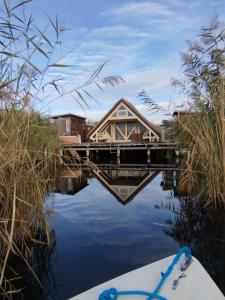 Gallery image of Pfahlbau Sunset I Toplage Elektroboot inklusive in Rust