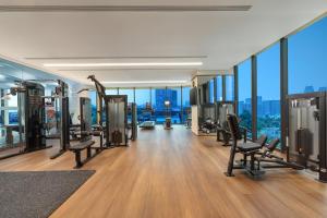 Un gimnasio con cintas de correr y equipos de ejercicio en un edificio. en Hotel Indigo Chengdu Financial City, en Chengdú