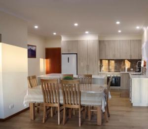 een keuken en eetkamer met een tafel en stoelen bij Black Rock Cottage in Camperdown
