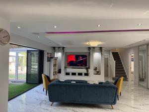 Μια τηλεόραση ή/και κέντρο ψυχαγωγίας στο Stylish 6-Bed Retreat with Parking and Jacuzzi