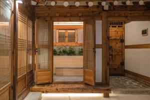 Φωτογραφία από το άλμπουμ του Luxury Hanok Pine Residence στη Σεούλ