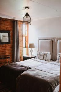 Una cama o camas en una habitación de Fireside Cabin