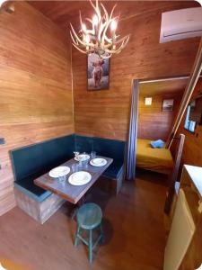 RiorgesにあるLe Lodge de Riorgesのテーブルとベッドのあるダイニングルーム +15枚の写真