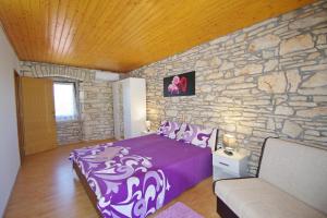 ŠajiniにあるHouse Gracijela, village Bulićiの石壁のベッドルーム(紫色のベッド1台付) +62枚の写真