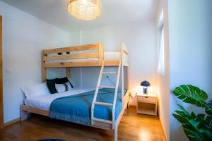 una camera con letto a castello e scala di Pinaserena Chic duplex with garden in Villanúa a Villanúa