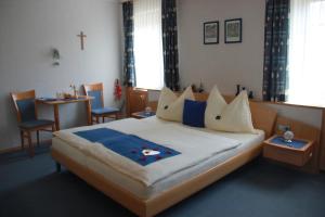 A bed or beds in a room at Haus Regina