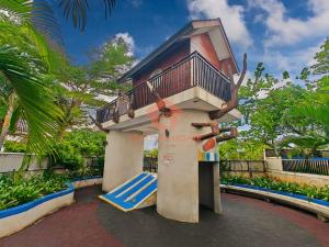 Taman di luar Cozy 2BR Bassura Apt pool WI-FI Netflix