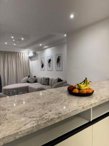 达喀尔Harmony residence dakar的客厅台面上放着一碗香蕉