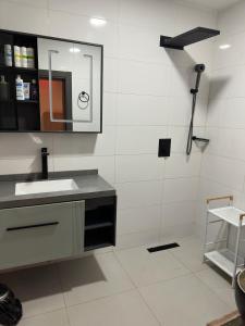 达喀尔Harmony residence dakar的浴室里有洗手池和镜子