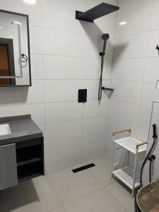 达喀尔Harmony residence dakar的浴室里有淋浴、洗手池和镜子。 更多11张照片