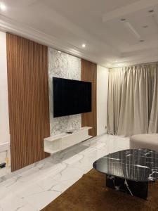 达喀尔Harmony residence dakar的客厅墙上有一台平板电视