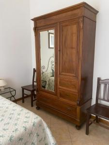 コッレ・ディ・ヴァル・デルザにあるZia Leleの木造キャビネット(鏡付)