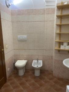 コッレ・ディ・ヴァル・デルザにあるZia Leleのトイレと洗面台付きのバスルーム