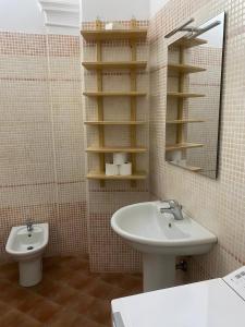 コッレ・ディ・ヴァル・デルザにあるZia Leleの洗面台、鏡、トイレ付きのバスルーム +5枚の写真