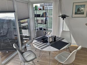 a table and chairs in a room with a window at Schleiverliebt 52 in Schleswig