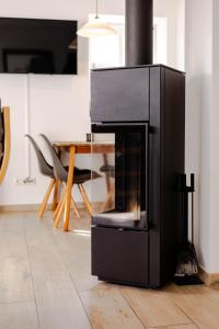 a black fireplace in a living room with a table at Stall in Lehde