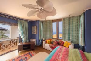 Postel nebo postele na pokoji v ubytování Villa Scorpio - Infinity Pool Endless Blue Escape + 29 fotografií