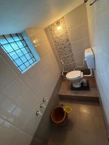 un bagno con wc e finestra di The Pepper Room a Chikmagalūr
