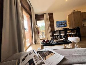 a living room with a couch and a table at Résidence Le Living Stone B - T2, PIED DES PISTES, CENTRE STATION-Tout inclus MAE-6971 in Vars