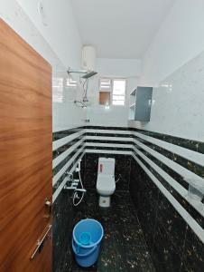 bagno con servizi igienici bianchi in camera di Mehmaan Guest House a Hyderabad Altre 23 foto