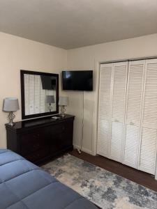 a bedroom with a bed and a flat screen tv at 2 bedroom Saratoga Springs in Saratoga Springs +3 photos