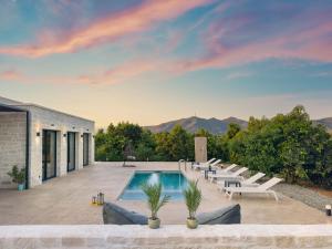taras z basenem i leżakami oraz dom w obiekcie PanStel - Villa Aurora with private pool jacuzzi w mieście Ayiá +56 zdjęć