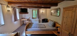 SchadelebenにあるPension Robinienhofのベッドと机のある小さな寝室