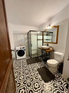 y baño con aseo y lavamanos. en Luna House Busteni, en Buşteni
