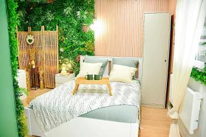 En eller flere senge i et værelse på La Boétie, Cocon Central, Double Balneo Bathtub