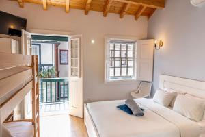 a bedroom with a bed and a window at Alojamento 5 de Outubro in Amarante