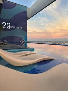 eine Darstellung einer Darstellung einer Badewanne im Wasser in der Unterkunft Cozy studio with Komtar view at 22 Macalisterz in George Town