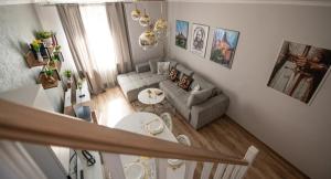 un soggiorno con un divano e un tavolo di The Royal House a Hunedoara