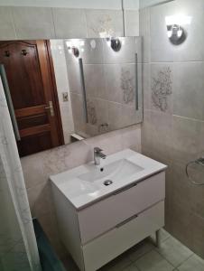 a bathroom with a sink and a mirror at 6CHK4 Villa 6 personnes dans résidence in Collioure
