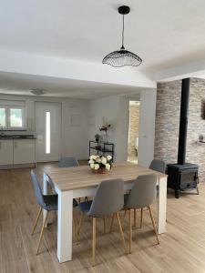 a dining room with a table and chairs at Casa da Ribeirinha in Sertã