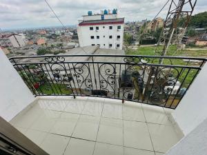 ein Balkon mit Blick auf ein Gebäude in der Unterkunft Loft Residence KOTTO in Douala