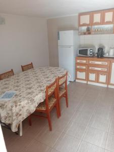 Η κουζίνα ή μικρή κουζίνα στο Casa din Deal Isverna Mehedinți