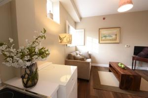 Televisyen dan/atau pusat hiburan di Woodstock Suites