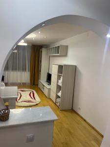 ein Wohnzimmer mit einer Küche und ein Zimmer mit einem Tisch in der Unterkunft Apartment cu vedere la râu in Gura Humorului