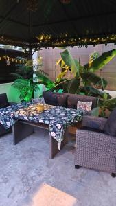 patio ze stołem i krzesłami pod parasolem w obiekcie Villa Cora Murcia , Oasis De Relax w mieście Los López +48 zdjęć